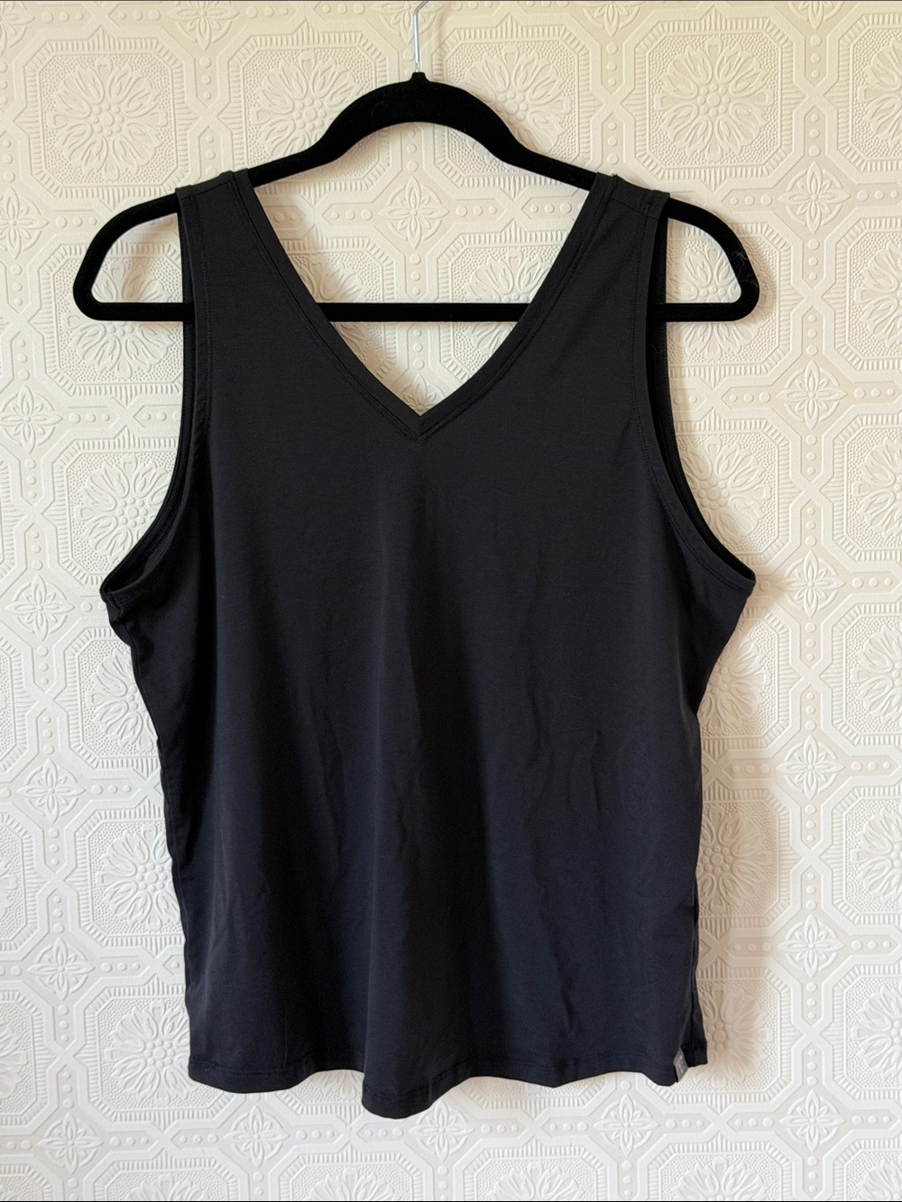 Title Nine Anda Sleeveless V-Neck in Black Size L